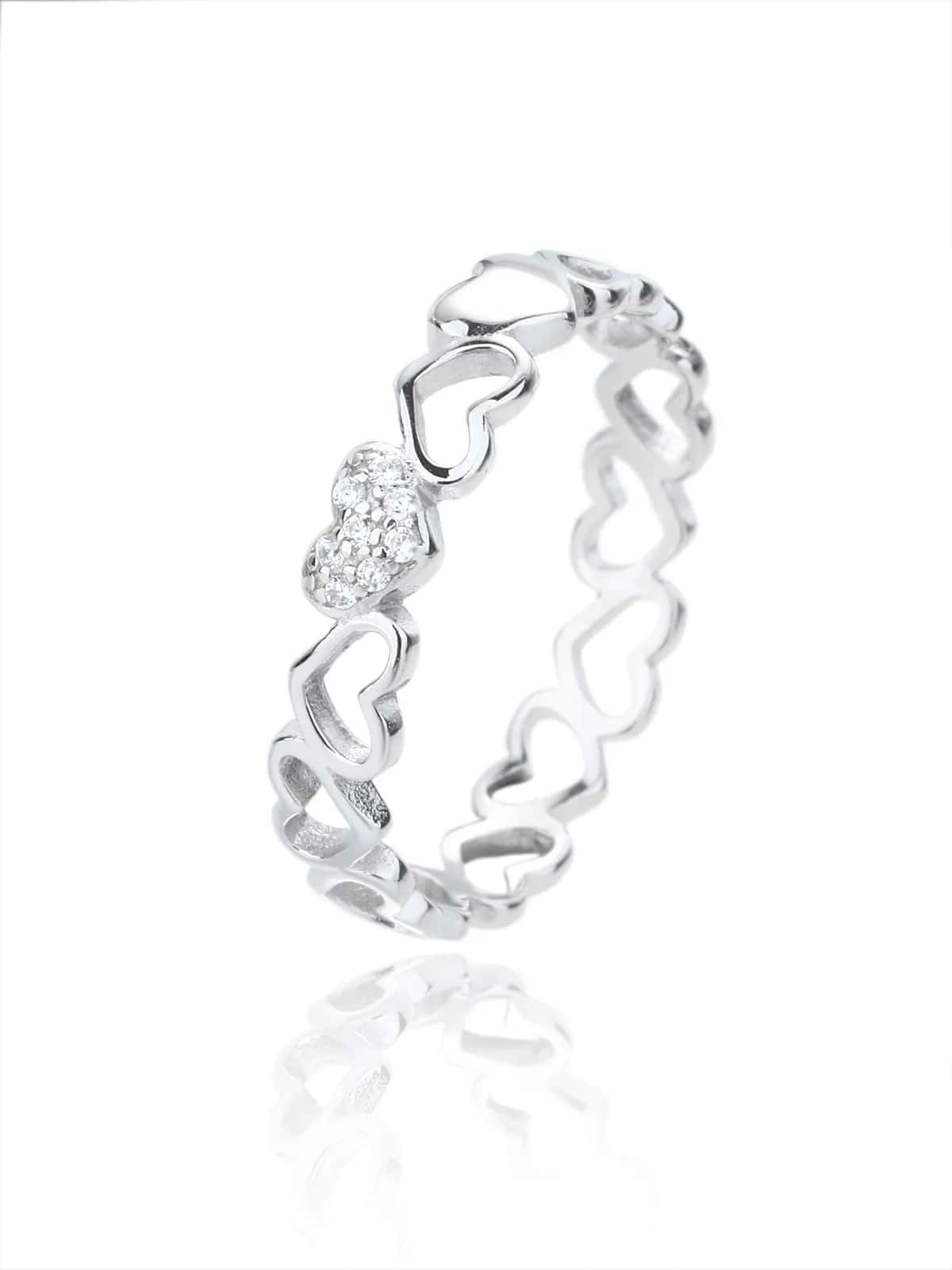 Anillo de plata con motivo de corazón y circonitas