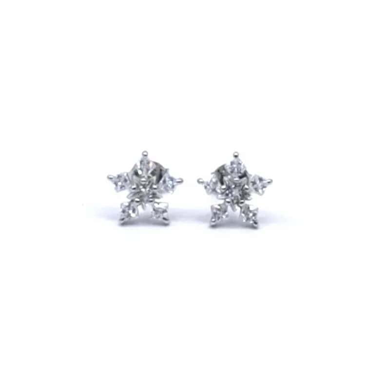 Pendientes de copo de nieve de plata con piedras blancas