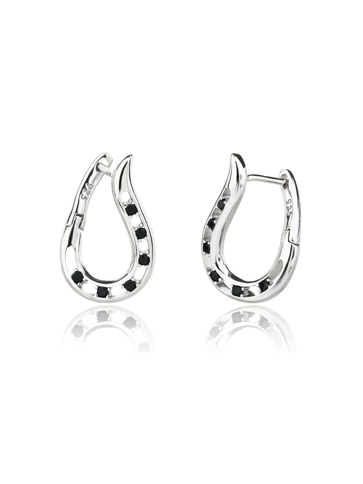 Pendientes de plata curvos y etéreos con piedras negras