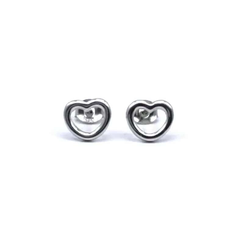 Pendientes de plata con contorno de corazón