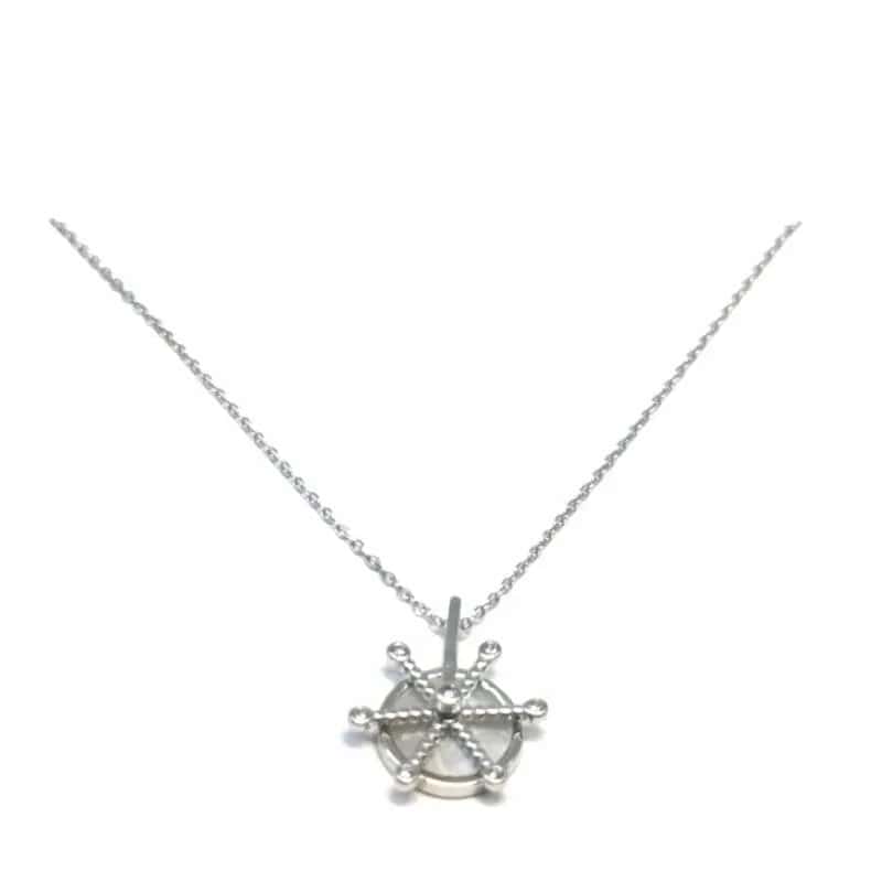 Cadena de plata con colgante de timón con nácar y piedras blancas