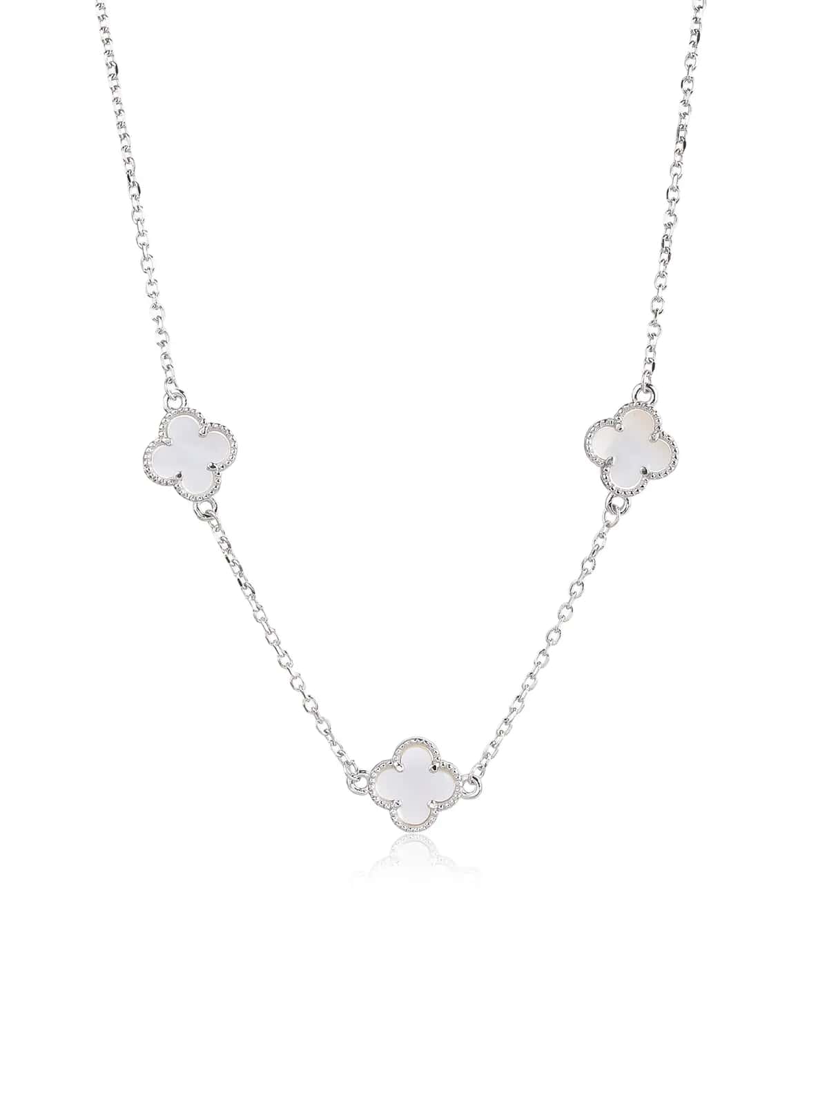 Collar de plata con tres tréboles de cuatro hojas e incrustaciones de nácar, con baño de rodio
