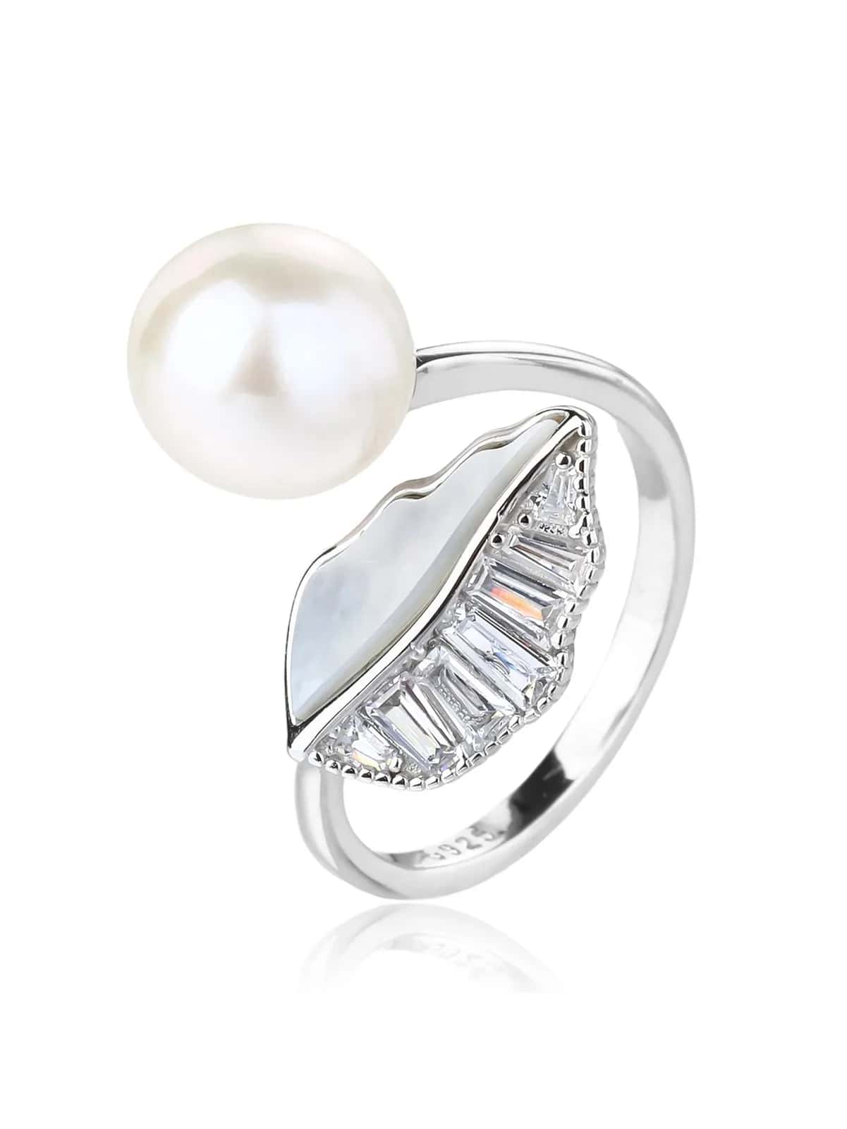 Anillo de plata con perla cultivada de agua dulce, piedras talla baguette e incrustación de nácar