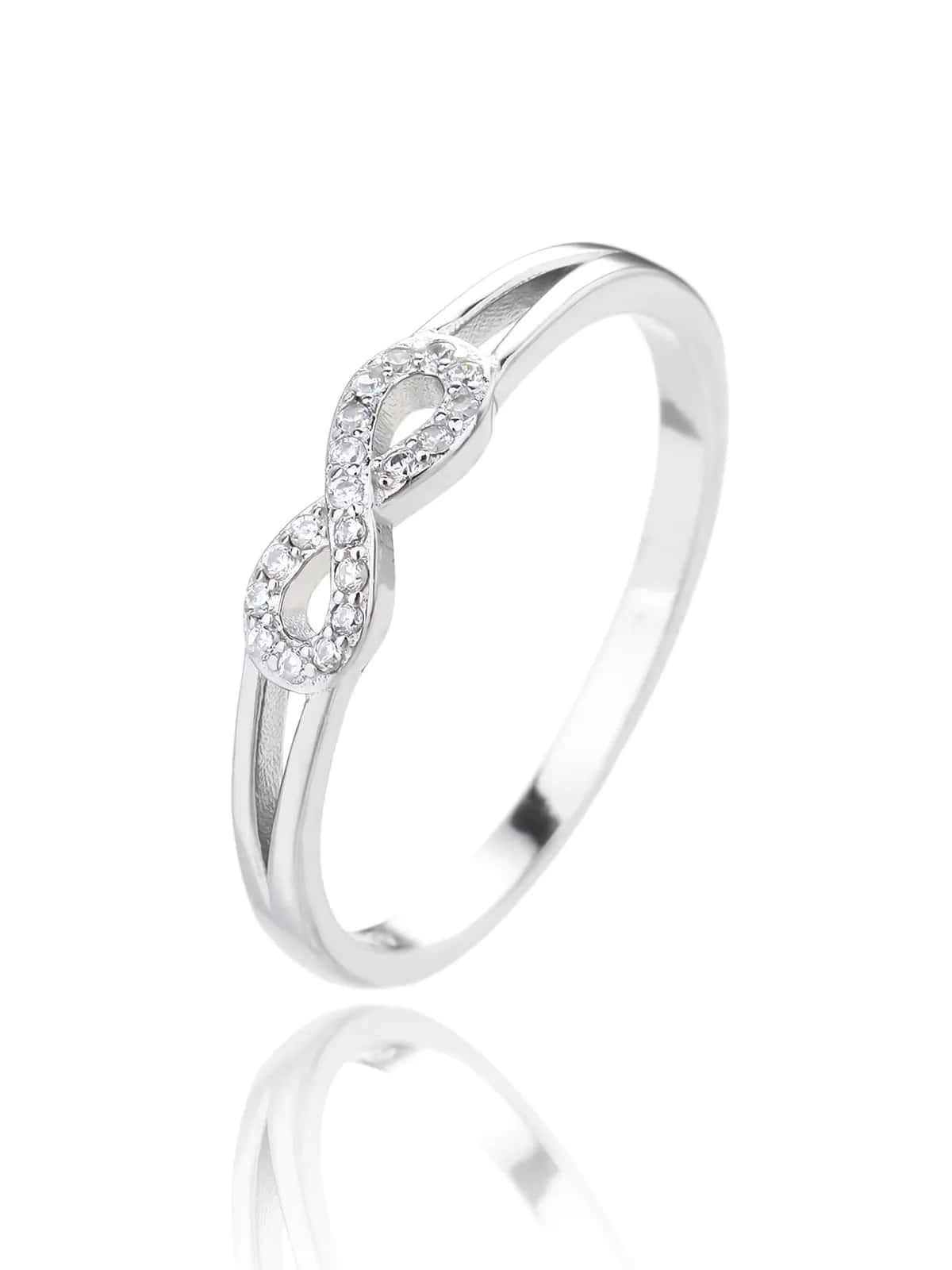 Anillo de plata con símbolo infinito y circonitas